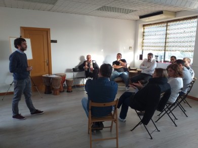 Dinámica de equipo con percusión y ritmo común